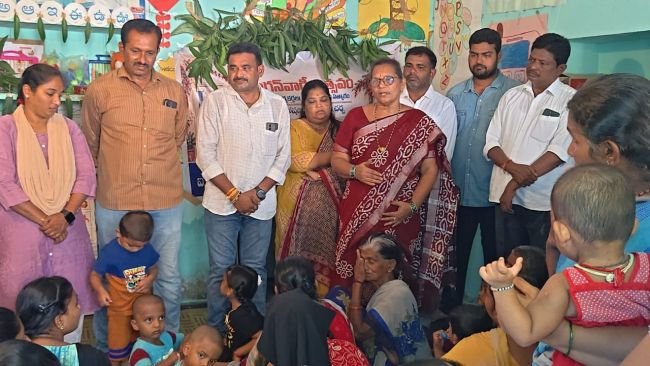 అంగన్వాడీ కార్యకర్తలు, హెల్పర్ల సేవలు అభినందనీయం