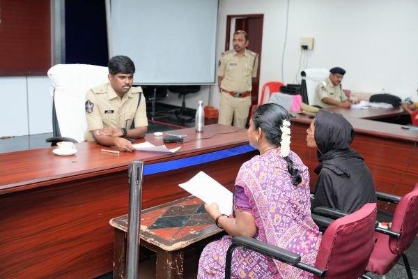 పి జి ఆర్ ఎస్  కు 98 అర్జీలు   జిల్లా ఎస్పీ పి. జగదీష్