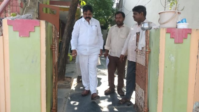 28వ వార్డులో స్వతంత్ర అభ్యర్థి అగ్గారపు శ్రీనివాసులు ఇంటింటి ప్రచారం