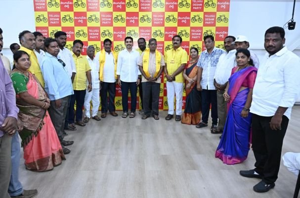 టీడీపీలో చేరిన మంగళగిరి నియోజకవర్గ వైసీపీ నేతలు