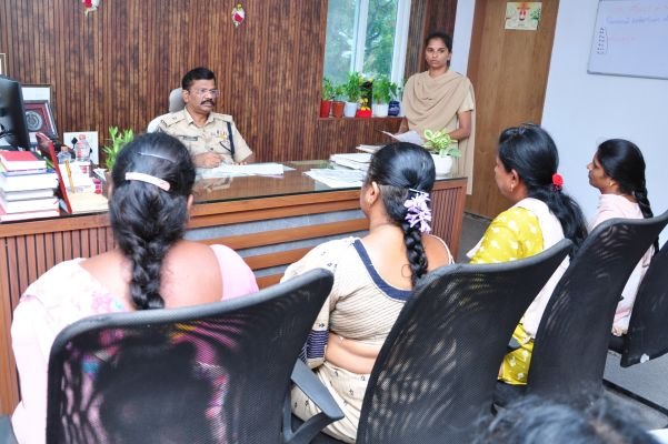 మదనపల్లెలో ‘ప్రజా సమస్యల పరిష్కార వేదిక’  80 ఫిర్యాదుల స్వీకరణ