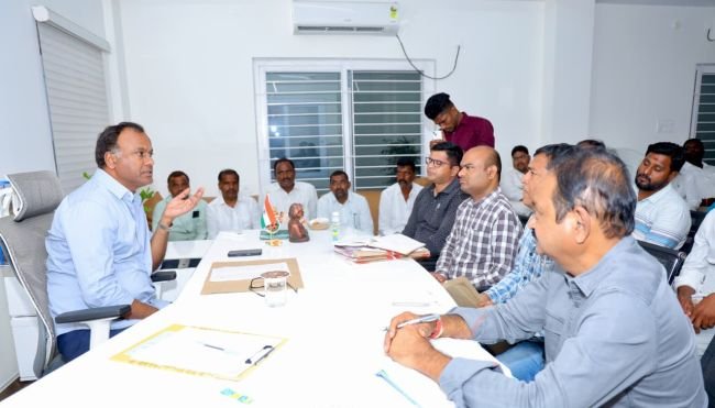 గ్రామాభివృద్ధిలో పంచాయతీ సెక్రటరీలదే కీలక బాధ్యత: మునుగోడు ఎమ్మెల్యే కోమటిరెడ్డి రాజగోపాల్ రెడ్డి