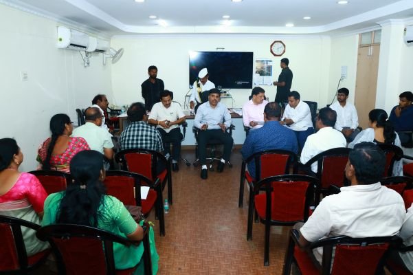 తక్కువ నీటితో దిగుబడి వచ్చే పంటలను సాగు చేయాలి.... జిల్లా కలెక్టర్ బి చంద్రశేఖర్.         
