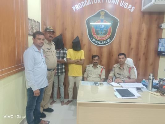 క్రికెట్ బెట్టింగ్ నిర్వహిస్తున్న ఇద్దరు అరెస్ట్.  రూ.9 వేల నగదు, సెల్‌ఫోన్ స్వాధీనం.  ప్రొద్దుటూరు వన్‌టౌన్ పోలీసుల చర్యలు
