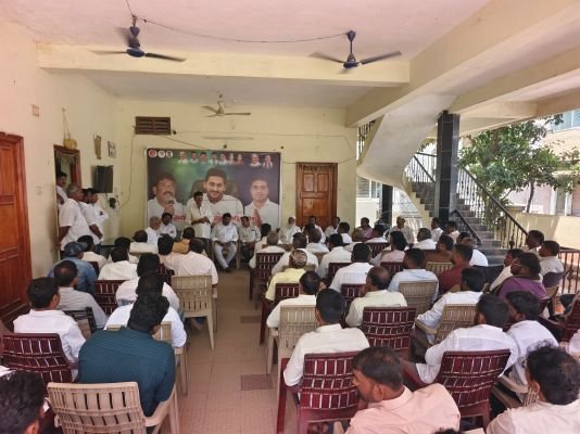 వైసీపీ కార్యాలయంలో సీనియర్ నాయకులకు సన్మానం