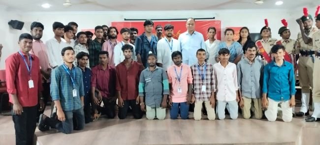 విద్యార్థులతో ఎంపీ వేమిరెడ్డి ముఖాముఖి: ఉపాధి అవకాశాలను అందిపుచ్చుకోవాలి.