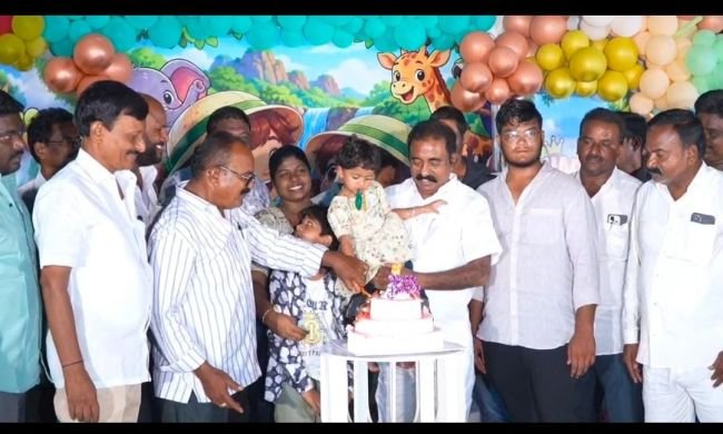 చిన్నారులకు ఎమ్మెల్యే కావ్య ఆశీస్సులు