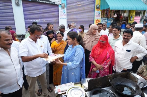 9వ వార్డులో పర్యటించిన ఎమ్మెల్యే భూమా అఖిలప్రియ... ఎమ్మెల్యే సమక్షంలో వైసీపీ నుండి తెదేపాలో చేరిక