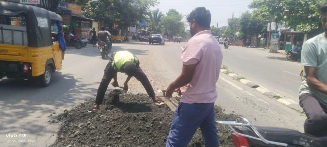 రోడ్డుపై గుంతను పూడ్చిన డిపో యూత్..