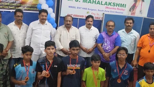 విద్యార్థులు చదువుతోపాటు క్రీడల్లో రాణించాలి