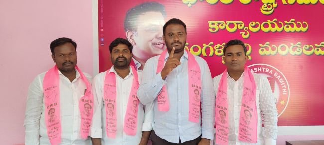 ఇచ్చిన హామీలు అమలు చేసి సిరిసిల్లకు రావాలి, లేదంటే సీఎం పర్యటనను అడ్డుకుంటాం
