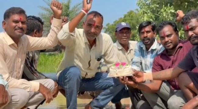రెండు గ్రామాల మధ్య రోడ్డు వేయడం లేదని బురదలో కేకు కోసి నిరసన