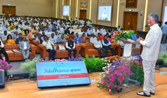 విజయవాడలోని అంబేద్కర్ కళావేదికలో జరిగిన మిషన్ కర్మయోగి వర్క్‌షాప్‌లో ముఖ్యమంత్రి చంద్రబాబు నాయుడు