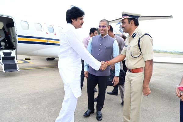 పవన్ కళ్యాపణ్ కు ఘన స్వాగతం