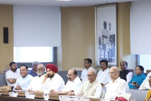 ఢిల్లీలో నిర్వహించిన కాంగ్రెస్ వర్కింగ్ కమిటీ సమావేశంలో పాల్గొన్న రఘువీరారెడ్డి