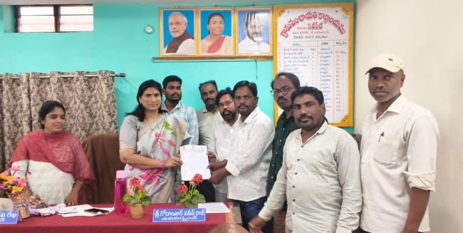 ముసుగు తొలగించాలని సర్పంచ్ కు వినతి..