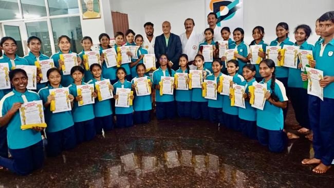పారమిత వరల్డ్ స్కూల్ లో విద్యార్థులకు ఆత్మరక్షణపై అవగాహన