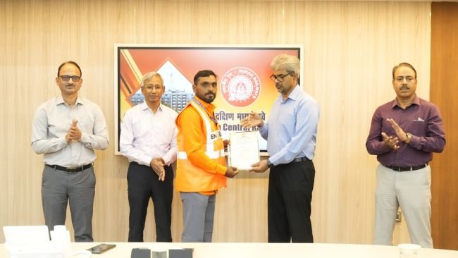 ఎంప్లాయీ ఆఫ్ ది మంత్” భద్రతా అవార్డులను ప్రదానం చేసిన దక్షిణ మధ్య రైల్వే