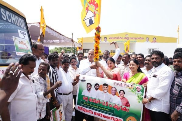 పల్లె పండుగకు భారీగా తరలిన ప్రజలు,. జెండా ఊపి బస్సులను ప్రారంభించిన ఎంపి,ఎమ్మెల్యేలు