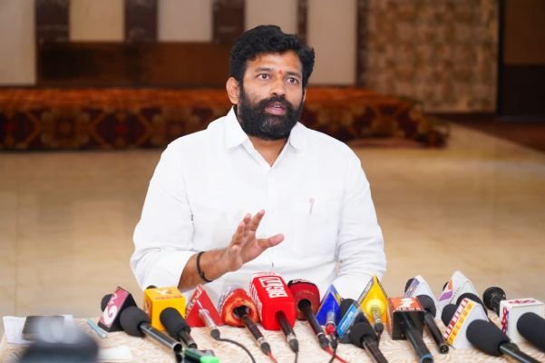 మాజీ ఎమ్మెల్యే జక్కంపూడి రాజా విలేకరుల సమావేశం