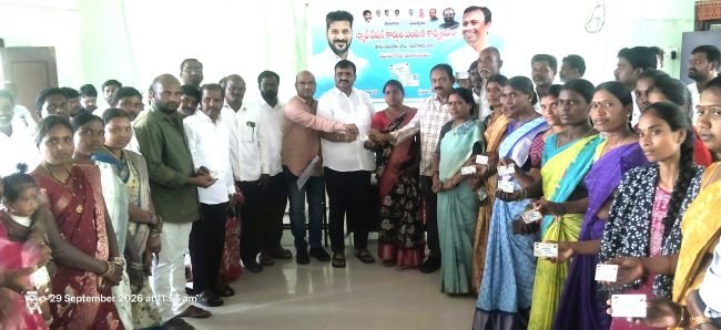 పారదర్శకంగా సన్నబియ్యం అందించేందుకే స్మార్ట్ కార్డులు: ఉమ్మడి నల్గొండ జిల్లా డిసిసిబి మాజీ చైర్మన్ కుంభం శ్రీనివాస్ రెడ్డి.