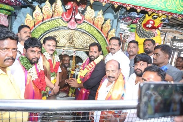 వెంకటగిరి పోలేరమ్మవారిని దర్శించుకున్న ఎమ్మెల్యేలు ఆరవ శ్రీధర్, కురుగొండ్ల రామకృష్ణ 