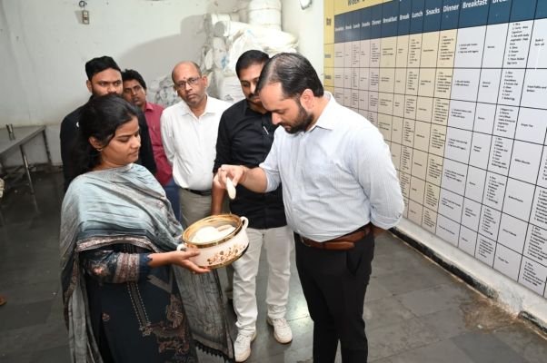 పరిగి లో జిల్లా కలెక్టర్ సుడిగాలి పర్యటన.…