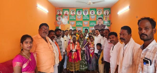 కళాకారులకు బిజెపి నేతల సన్మానం 