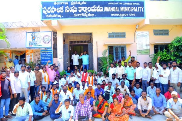 చిరు వ్యాపారులకు న్యాయం చేయండి