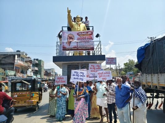 రోజు నిరసన కార్యక్రమం చేపట్టిన వీఆర్ఏలు