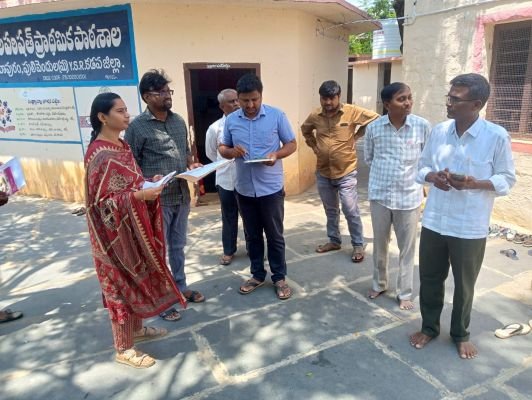మున్సిపల్ వార్డు కార్యాలయాలు పోలింగ్ కేంద్రాలను తనిఖీ చేసిన మున్సిపల్ కమిషనర్ తనూజ