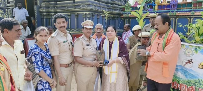 ఆంజనేయస్వామి ఆలయానికి భక్తుల వెల్లువ
