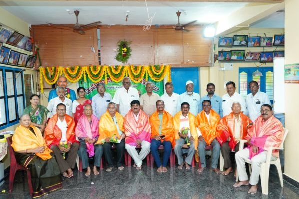 ఘనంగా విశ్రాంత ఉద్యోగుల సామూహిక జన్మదిన వేడుకలు.   కోదాడ (మేజర్ న్యూస్) ​విశ్రాంత ఉద్యోగులు  ఆరోగ్యకరమైన అలవాట్లతో తమ వృద్ధాప్య జీవితాన్ని సంతోషంగా గడపాలని అ సంఘం రాష్ట్ర అసోసియేట్ అధ్యక్షులు రావేళ్ల సీతారామయ్య అన్నారు. మంగళవారం కోదాడ పట్టణంలోని సంఘ భవనంలో అధ్యక్షులు వేనేపల్లి శ్రీనివాసరావు అధ్యక్షత