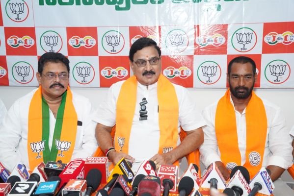 రాజ్యాంగ సంస్థలపై బురదజల్లుతున్న రాహుల్  దేశ ప్రజలకు బహిరంగ క్షమాపణ చెప్పాలి          