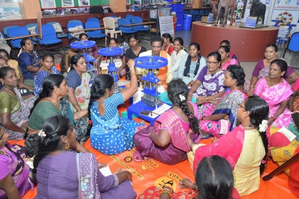 గోమయంతో మహిళలకు ఉపాధి బాట -20 రకాల గోమయ ఉత్పత్తులపై శిక్షణ