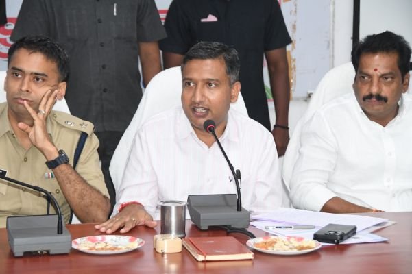 పత్తి కొనుగోళ్లకు పకడ్బందీ ఏర్పాట్లు - కలెక్టర్ రాజర్షి షా