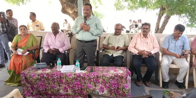 పాఠశాల అభివృద్ధిలో తల్లిదండ్రుల దగ్గ పాత్ర - జిల్లాలో ప్రశాంతంగా ముగిసిన ఎస్ఎంసి ఎన్నికలు - 2357 పాఠశాలల్లో ముగిసిన ఎన్నికలు - కోరం లేకపోవడంతో ఏడు పాఠశాలలో ఎన్నికలు వాయిదా - ఎన్నికల ప్రక్రియను పర్యవేక్షించిన డీఈఓ కెవిఎన్ కుమార్