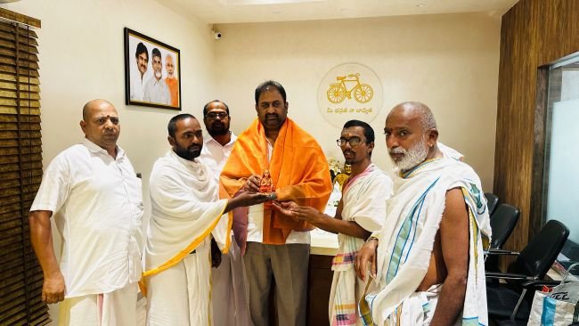 ఎమ్మెల్యేను  కలిసిన టిటిడి వేద పండితులు