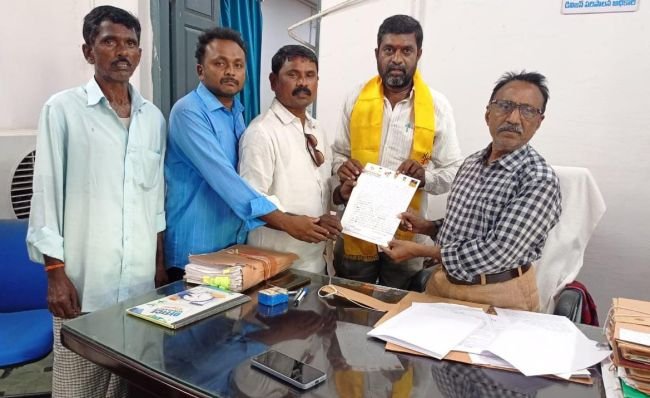 రెవెన్యూ సిబ్బంది పనితీరుపై చర్యలు తీసుకోవాలని ఆర్డిఓ కు ఫిర్యాదు 
