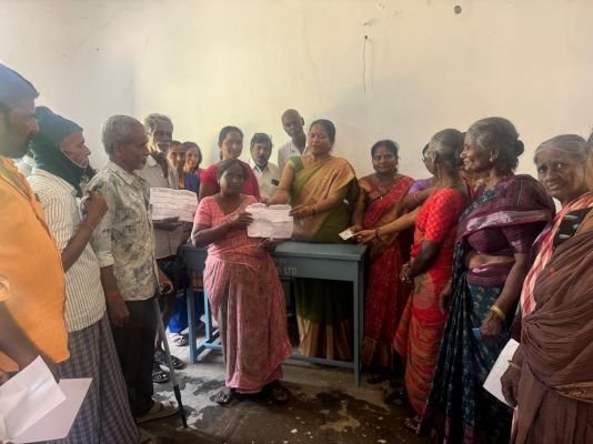 లబ్ధిదారులకు స్మార్ట్ రేషన్ కార్డుల పంపిణీ* చిట్యాల మున్సిపల్ చైర్‌పర్సన్ పందిరి గీత రమేష్