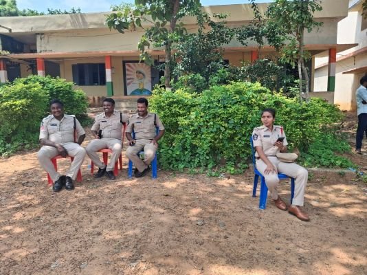 ఎస్ఎంసీ ఎన్నికల్లో టీడీపీ గ్రూపు రాజకీయాలు  - చేతులెత్తేసిన ఎమ్మెల్యే రోషన్‌ .. ?  - స్వయంగా జోక్యం చేసుకున్న బడేటి చంటి.. ?  - రెండు చోట్ల ఎన్నికలు వాయిదా