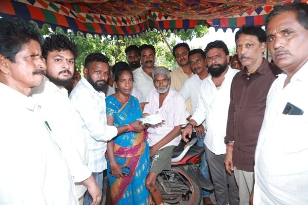 కాలు కోల్పోయిన వృద్ధుడికి మంత్రి సుభాష్ అండ