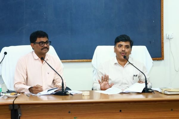 కొత్త ఓటర్ల జాబితాకు ఎన్నికల సంఘం షెడ్యూల్ విడుదల.... జిల్లా కలెక్టర్ బి చంద్రశేఖర్.