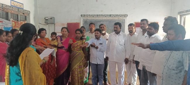 జనసేన ఖాతాలోకి వెల్దురు పంచాయతీ విద్యా కమిటీల కైవసం 