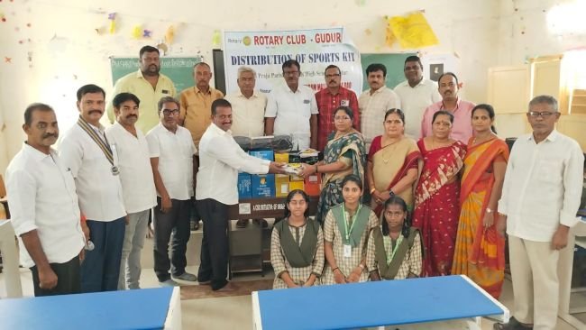 రోటరీ ఆద్వర్యంలో క్రీడా పరికరాలు పంపిణీ