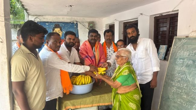 ఆదర్శ వృద్ధాశ్రమంలో వృద్ధులకు పండ్ల పంపిణీ