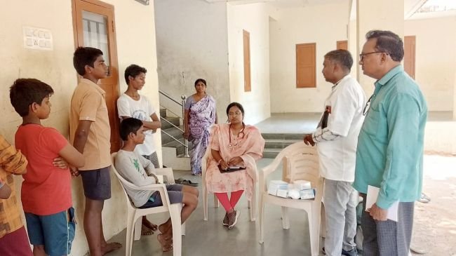 వసతి గృహాల్లో వైద్యాధికారి తనిఖీలు