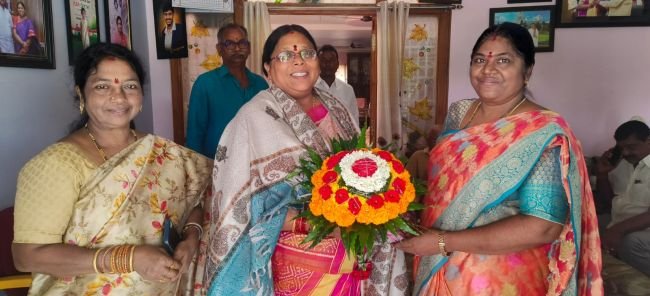 ఎమ్మెల్యే కోళ్ల లలితకుమారిని కలిసిన నూతన సీడీపీవో సిహెచ్. శ్రీదేవి