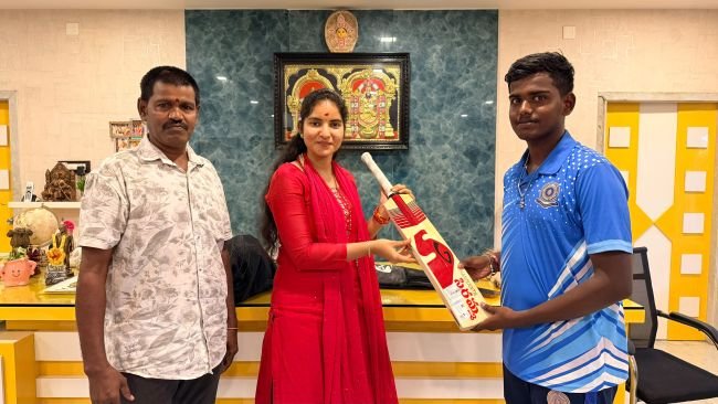 ఆంధ్ర క్రికెట్ మ్యాచ్‌లో అత్యధిక వికెట్ల విజేత మణికంఠకు ‘సిరమ్మ’ అభినందనలు
