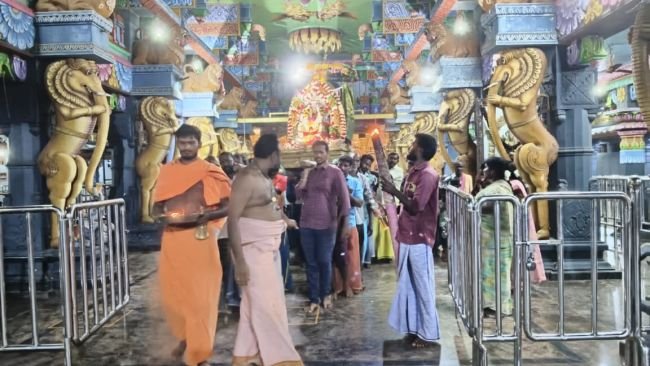 ముత్యాలమ్మ వద్ద అన్నదానం